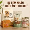 In tem nhãn thức ăn thú cưng cho túi hạt, pate, snack và sản phẩm chăm sóc chó mèo. Tư vấn decal chống ẩm, chống dầu, QR và nhiều mẫu.